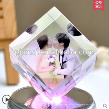 Cube en cristal de laser de la mode 3D avec la photo gravée pour la décoration de mariage